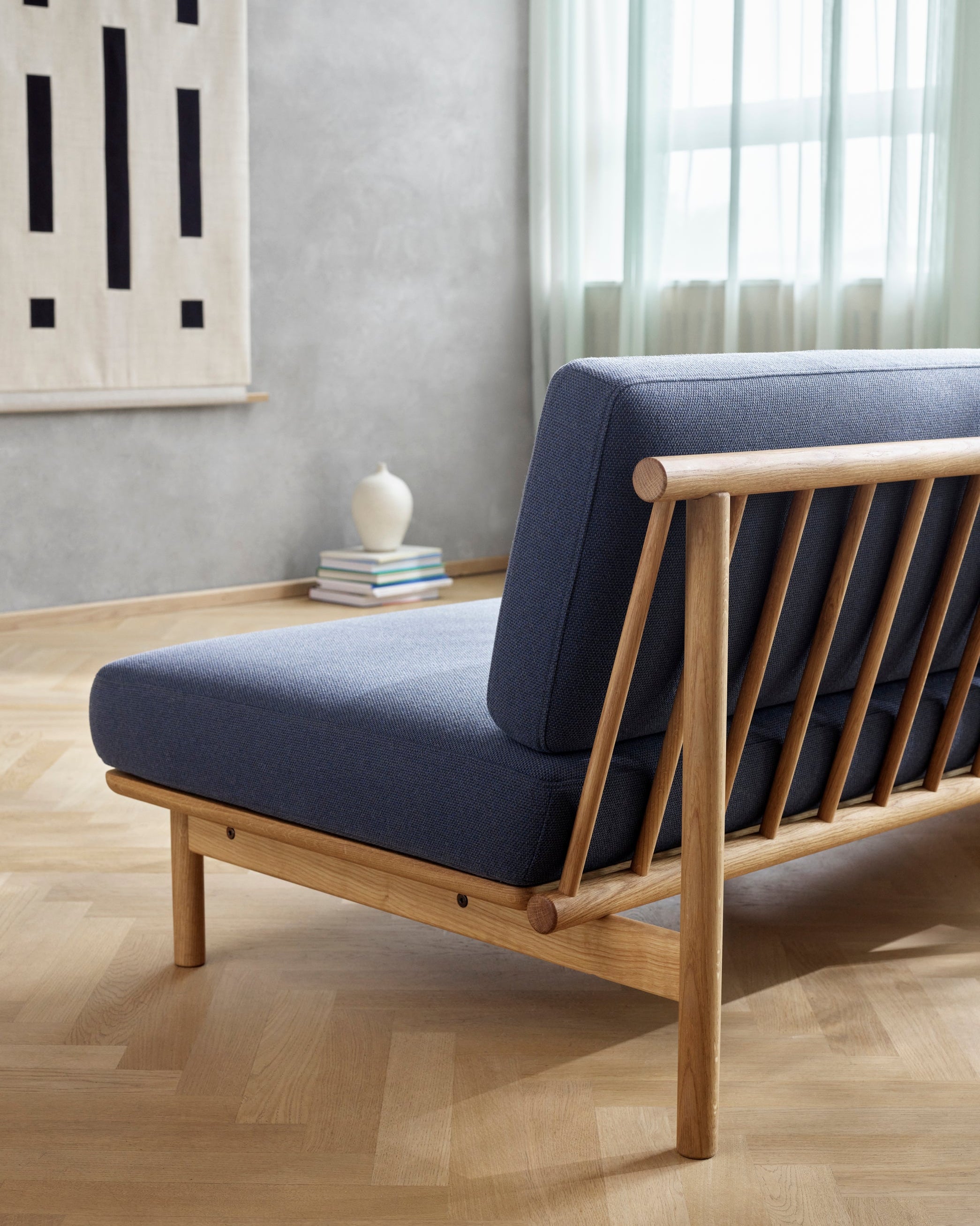 โซฟา Spoke Sofa จาก TAKT แบรนด์เฟอร์นิเจอร์ร่วมสมัยจากเดนมาร์ก ออกแบบโดยสตูดิโอ Anderssen & Voll เพื่อสร้างโซฟาที่ทั้งงดงาม เรียบง่าย และยั่งยืน โครงสร้างไม้โอ๊กแท้ที่ผ่านการรับรอง FSC® ผสมผสานกับเบาะผ้า 100% จาก Kvadrat ทุกส่วนถอดประกอบและซ่อมได้ตามแนวคิด Perpetual Sustainable Design เพื่อยืดอายุการใช้งานและลดของเสีย ดีไซน์แบบสแกนดิเนเวียเผยโครงสร้างอย่างซื่อสัตย์และให้ความรู้สึกอบอุ่น เหมาะกับการใช้งานในทุกพื้นที่ของบ้าน จัดจำหน่ายโดย Old Pine Trees