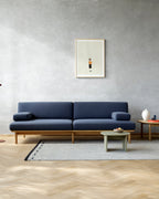 โซฟา Spoke Sofa จาก TAKT แบรนด์เฟอร์นิเจอร์ร่วมสมัยจากเดนมาร์ก ออกแบบโดยสตูดิโอ Anderssen & Voll เพื่อสร้างโซฟาที่ทั้งงดงาม เรียบง่าย และยั่งยืน โครงสร้างไม้โอ๊กแท้ที่ผ่านการรับรอง FSC® ผสมผสานกับเบาะผ้า 100% จาก Kvadrat ทุกส่วนถอดประกอบและซ่อมได้ตามแนวคิด Perpetual Sustainable Design เพื่อยืดอายุการใช้งานและลดของเสีย ดีไซน์แบบสแกนดิเนเวียเผยโครงสร้างอย่างซื่อสัตย์และให้ความรู้สึกอบอุ่น เหมาะกับการใช้งานในทุกพื้นที่ของบ้าน จัดจำหน่ายโดย Old Pine Trees