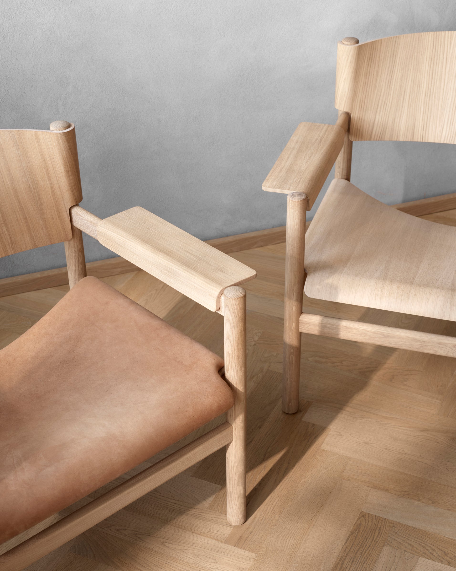 เก้าอี้ Soft Lounge Chair จาก TAKT แบรนด์เฟอร์นิเจอร์เดนมาร์ก ทำจากไม้โอ๊กแท้ พนักพิงและเบาะโค้งนุ่มออกแบบให้รับกับสรีระ ดีไซน์โดย Thomas Bentzen ด้วยเส้นสายเรียบง่ายและอ่อนโยนตามแบบเดนมาร์ก เผยโครงสร้างอย่างซื่อสัตย์ ผสมความเบาและความมั่นคงได้อย่างลงตัว มอบทั้งความสบายและความงามที่ยั่งยืน จัดจำหน่ายโดย Old Pine Trees