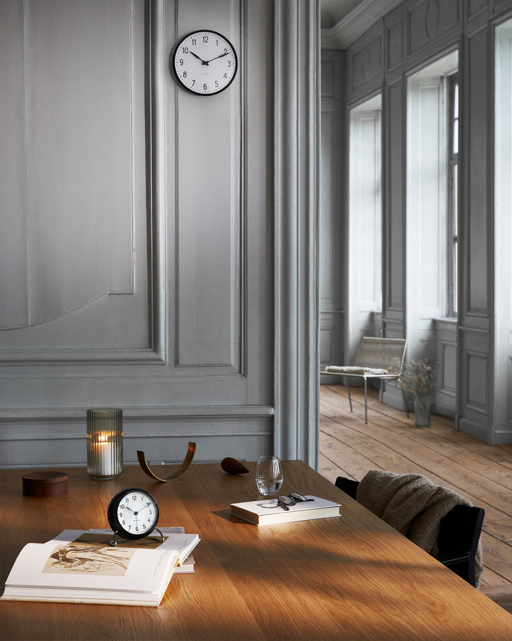นาฬิกาตั้งโต๊ะ Arne Jacobsen Station Table Clock ดีไซน์มินิมอลคลาสสิก หน้าปัดกราฟิกอ่านง่าย ฐานโลหะโค้งแบบไอคอนิก จัดจำหน่ายโดย Old Pine Trees