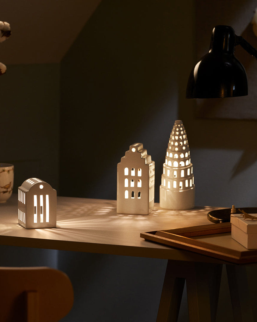 โคมเทียนเซรามิก Kähler Urbania รูปบ้านสีขาว ช่องหน้าต่างเจาะมือ ให้แสงอบอุ่นผ่านช่องหน้าต่าง เติมบรรยากาศอบอุ่นในบ้าน งานออกแบบเดนมาร์กสไตล์มินิมอล จัดจำหน่ายโดย Old Pine Trees