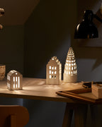 โคมเทียนเซรามิก Kähler Urbania รูปบ้านสีขาว ช่องหน้าต่างเจาะมือ ให้แสงอบอุ่นผ่านช่องหน้าต่าง เติมบรรยากาศอบอุ่นในบ้าน งานออกแบบเดนมาร์กสไตล์มินิมอล จัดจำหน่ายโดย Old Pine Trees