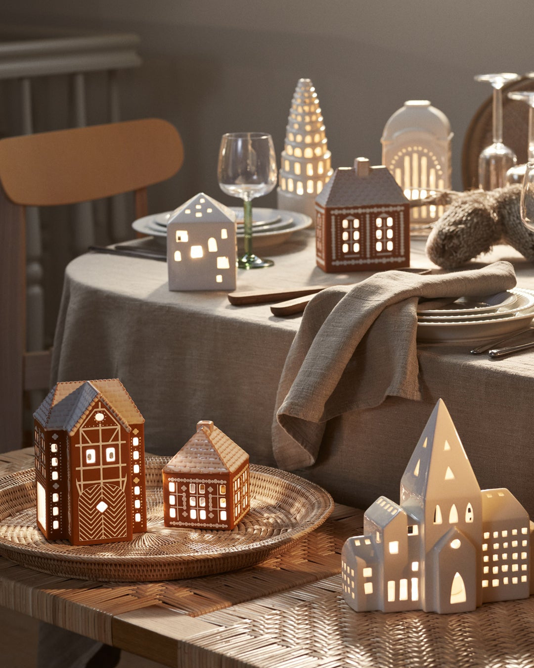 โคมเทียนเซรามิก Kähler Urbania รูปบ้านสีขาว ช่องหน้าต่างเจาะมือ ให้แสงอบอุ่นผ่านช่องหน้าต่าง เติมบรรยากาศอบอุ่นในบ้าน งานออกแบบเดนมาร์กสไตล์มินิมอล จัดจำหน่ายโดย Old Pine Trees