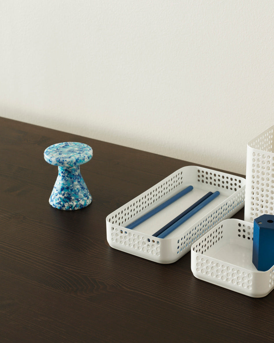 ของตกแต่งตั้งโต๊ะรูปเก้าอี้สตูล Normann Copenhagen Bit Stool Miniature สีดำผลิตจากพลาสติกรีไซเคิล Old Pine Trees