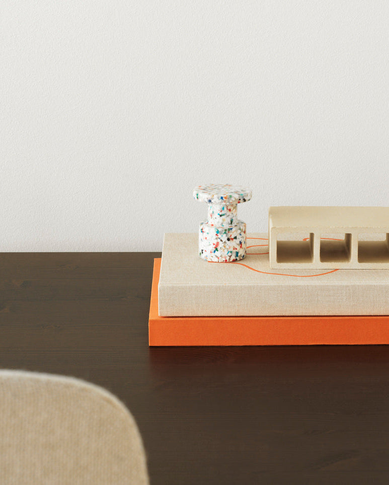 ของตกแต่งตั้งโต๊ะรูปเก้าอี้สตูล Normann Copenhagen Bit Stool Miniature สีดำผลิตจากพลาสติกรีไซเคิล Old Pine Trees