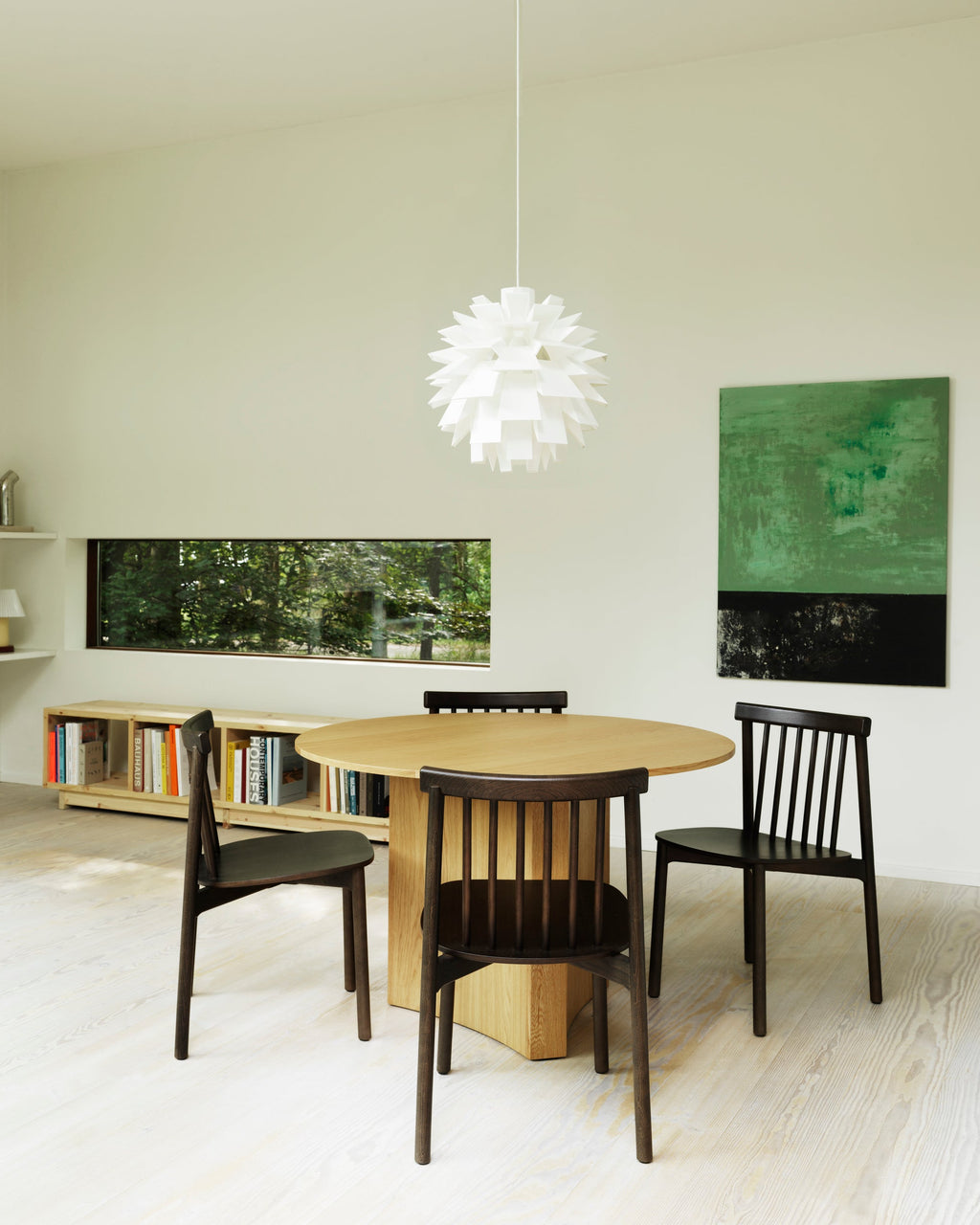 โคมไฟแขวน Norm 69 ในรูปทรงประติมากรรมแบบมินิมอลสี ขาว พร้อมชุดสายไฟ E27 และฝาครอบเพดานจาก Normann Copenhagen นำเข้าโดย Old Pine Trees