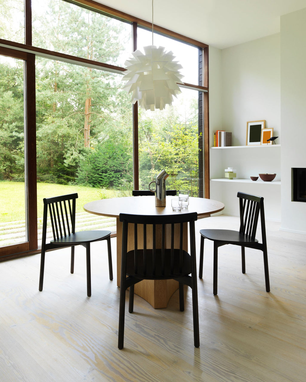 โคมไฟแขวน Norm 69 ในรูปทรงประติมากรรมแบบมินิมอลสี ขาว พร้อมชุดสายไฟ E27 และฝาครอบเพดานจาก Normann Copenhagen นำเข้าโดย Old Pine Trees