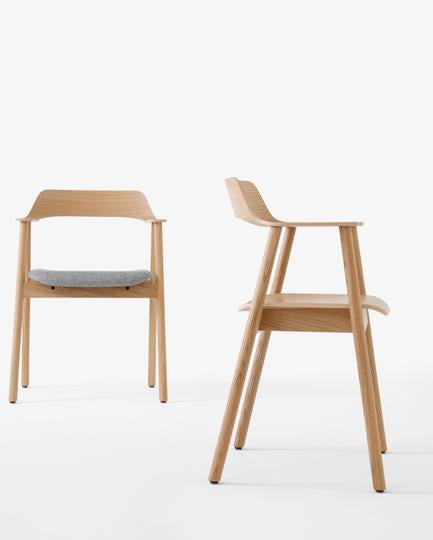 เก้าอี้ Bow Chair จาก TAKT แบรนด์เฟอร์นิเจอร์เดนมาร์ก ออกแบบโดย Sam Hecht และ Kim Colin ทำจากไม้โอ๊กแท้ขึ้นรูปทั้งชิ้น พนักพิงและที่เท้าแขนโค้งต่อเนื่องรับกับสรีระอย่างพอดี ดีไซน์เรียบง่ายแต่เต็มไปด้วยรายละเอียดที่ซ่อนอยู่ เผยความงามของโครงสร้างไม้ตามแบบสแกนดิเนเวีย ผสมผสานความสบาย ความสมดุล และความยั่งยืนได้อย่างลงตัว จัดจำหน่ายโดย Old Pine Trees