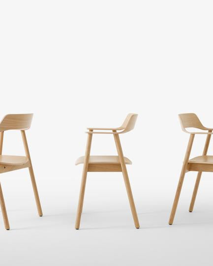 เก้าอี้ Bow Chair จาก TAKT แบรนด์เฟอร์นิเจอร์เดนมาร์ก ออกแบบโดย Sam Hecht และ Kim Colin ทำจากไม้โอ๊กแท้ขึ้นรูปทั้งชิ้น พนักพิงและที่เท้าแขนโค้งต่อเนื่องรับกับสรีระอย่างพอดี ดีไซน์เรียบง่ายแต่เต็มไปด้วยรายละเอียดที่ซ่อนอยู่ เผยความงามของโครงสร้างไม้ตามแบบสแกนดิเนเวีย ผสมผสานความสบาย ความสมดุล และความยั่งยืนได้อย่างลงตัว จัดจำหน่ายโดย Old Pine Trees