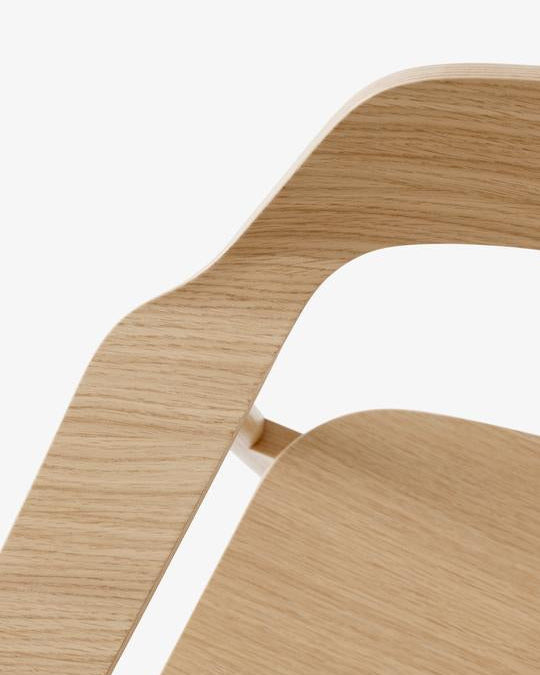 เก้าอี้ Bow Chair จาก TAKT แบรนด์เฟอร์นิเจอร์เดนมาร์ก ออกแบบโดย Sam Hecht และ Kim Colin ทำจากไม้โอ๊กแท้ขึ้นรูปทั้งชิ้น พนักพิงและที่เท้าแขนโค้งต่อเนื่องรับกับสรีระอย่างพอดี ดีไซน์เรียบง่ายแต่เต็มไปด้วยรายละเอียดที่ซ่อนอยู่ เผยความงามของโครงสร้างไม้ตามแบบสแกนดิเนเวีย ผสมผสานความสบาย ความสมดุล และความยั่งยืนได้อย่างลงตัว จัดจำหน่ายโดย Old Pine Trees