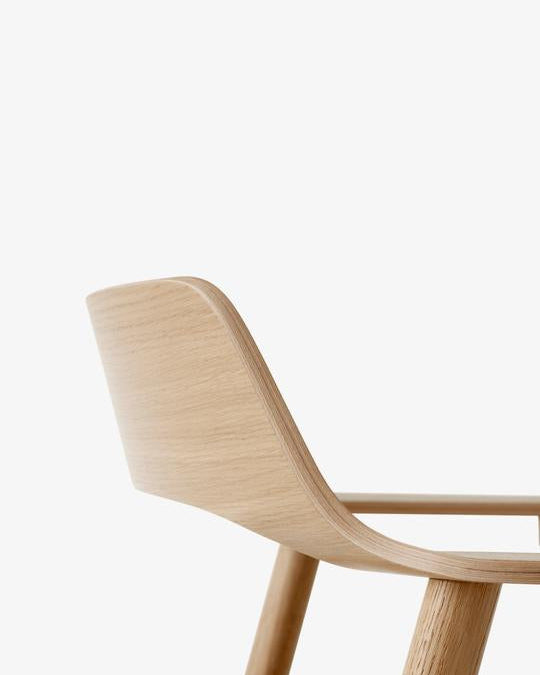 เก้าอี้ Bow Chair จาก TAKT แบรนด์เฟอร์นิเจอร์เดนมาร์ก ออกแบบโดย Sam Hecht และ Kim Colin ทำจากไม้โอ๊กแท้ขึ้นรูปทั้งชิ้น พนักพิงและที่เท้าแขนโค้งต่อเนื่องรับกับสรีระอย่างพอดี ดีไซน์เรียบง่ายแต่เต็มไปด้วยรายละเอียดที่ซ่อนอยู่ เผยความงามของโครงสร้างไม้ตามแบบสแกนดิเนเวีย ผสมผสานความสบาย ความสมดุล และความยั่งยืนได้อย่างลงตัว จัดจำหน่ายโดย Old Pine Trees