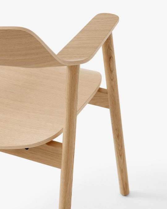 เก้าอี้ Bow Chair จาก TAKT แบรนด์เฟอร์นิเจอร์เดนมาร์ก ออกแบบโดย Sam Hecht และ Kim Colin ทำจากไม้โอ๊กแท้ขึ้นรูปทั้งชิ้น พนักพิงและที่เท้าแขนโค้งต่อเนื่องรับกับสรีระอย่างพอดี ดีไซน์เรียบง่ายแต่เต็มไปด้วยรายละเอียดที่ซ่อนอยู่ เผยความงามของโครงสร้างไม้ตามแบบสแกนดิเนเวีย ผสมผสานความสบาย ความสมดุล และความยั่งยืนได้อย่างลงตัว จัดจำหน่ายโดย Old Pine Trees