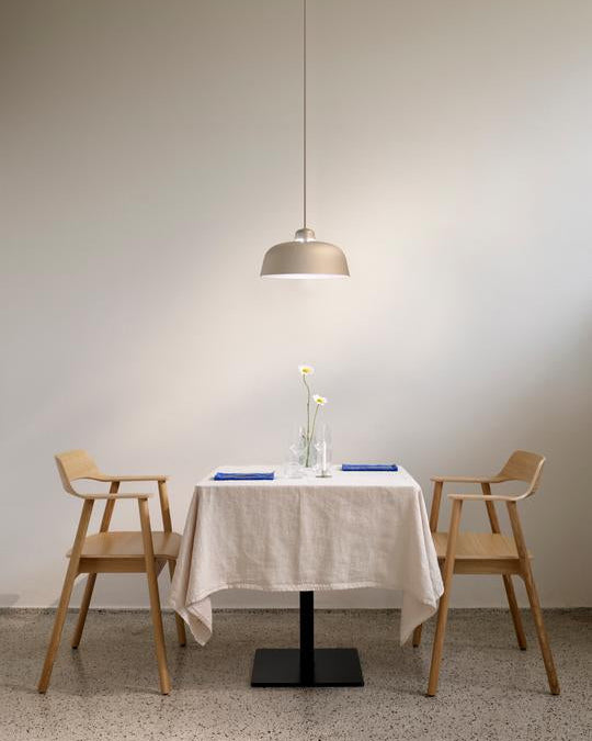 เก้าอี้ Bow Chair จาก TAKT แบรนด์เฟอร์นิเจอร์เดนมาร์ก ออกแบบโดย Sam Hecht และ Kim Colin ทำจากไม้โอ๊กแท้ขึ้นรูปทั้งชิ้น พนักพิงและที่เท้าแขนโค้งต่อเนื่องรับกับสรีระอย่างพอดี ดีไซน์เรียบง่ายแต่เต็มไปด้วยรายละเอียดที่ซ่อนอยู่ เผยความงามของโครงสร้างไม้ตามแบบสแกนดิเนเวีย ผสมผสานความสบาย ความสมดุล และความยั่งยืนได้อย่างลงตัว จัดจำหน่ายโดย Old Pine Trees