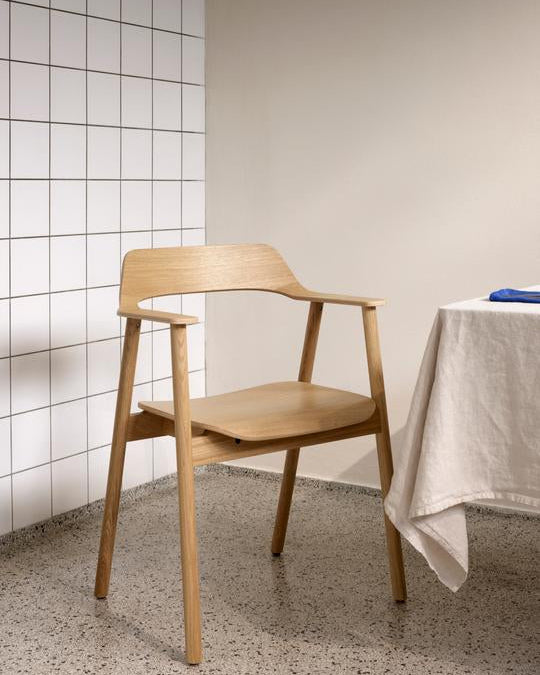 เก้าอี้ Bow Chair จาก TAKT แบรนด์เฟอร์นิเจอร์เดนมาร์ก ออกแบบโดย Sam Hecht และ Kim Colin ทำจากไม้โอ๊กแท้ขึ้นรูปทั้งชิ้น พนักพิงและที่เท้าแขนโค้งต่อเนื่องรับกับสรีระอย่างพอดี ดีไซน์เรียบง่ายแต่เต็มไปด้วยรายละเอียดที่ซ่อนอยู่ เผยความงามของโครงสร้างไม้ตามแบบสแกนดิเนเวีย ผสมผสานความสบาย ความสมดุล และความยั่งยืนได้อย่างลงตัว จัดจำหน่ายโดย Old Pine Trees