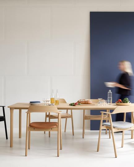 เก้าอี้ Bow Chair จาก TAKT แบรนด์เฟอร์นิเจอร์เดนมาร์ก ออกแบบโดย Sam Hecht และ Kim Colin ทำจากไม้โอ๊กแท้ขึ้นรูปทั้งชิ้น พนักพิงและที่เท้าแขนโค้งต่อเนื่องรับกับสรีระอย่างพอดี ดีไซน์เรียบง่ายแต่เต็มไปด้วยรายละเอียดที่ซ่อนอยู่ เผยความงามของโครงสร้างไม้ตามแบบสแกนดิเนเวีย ผสมผสานความสบาย ความสมดุล และความยั่งยืนได้อย่างลงตัว จัดจำหน่ายโดย Old Pine Trees