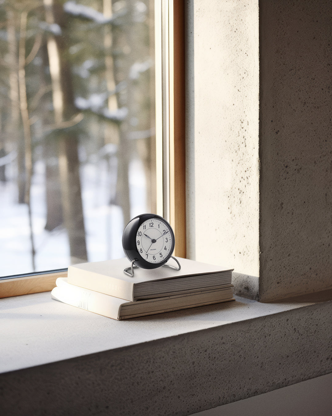 นาฬิกาตั้งโต๊ะ Arne Jacobsen Station Table Clock ดีไซน์มินิมอลคลาสสิก หน้าปัดกราฟิกอ่านง่าย ฐานโลหะโค้งแบบไอคอนิก จัดจำหน่ายโดย Old Pine Trees