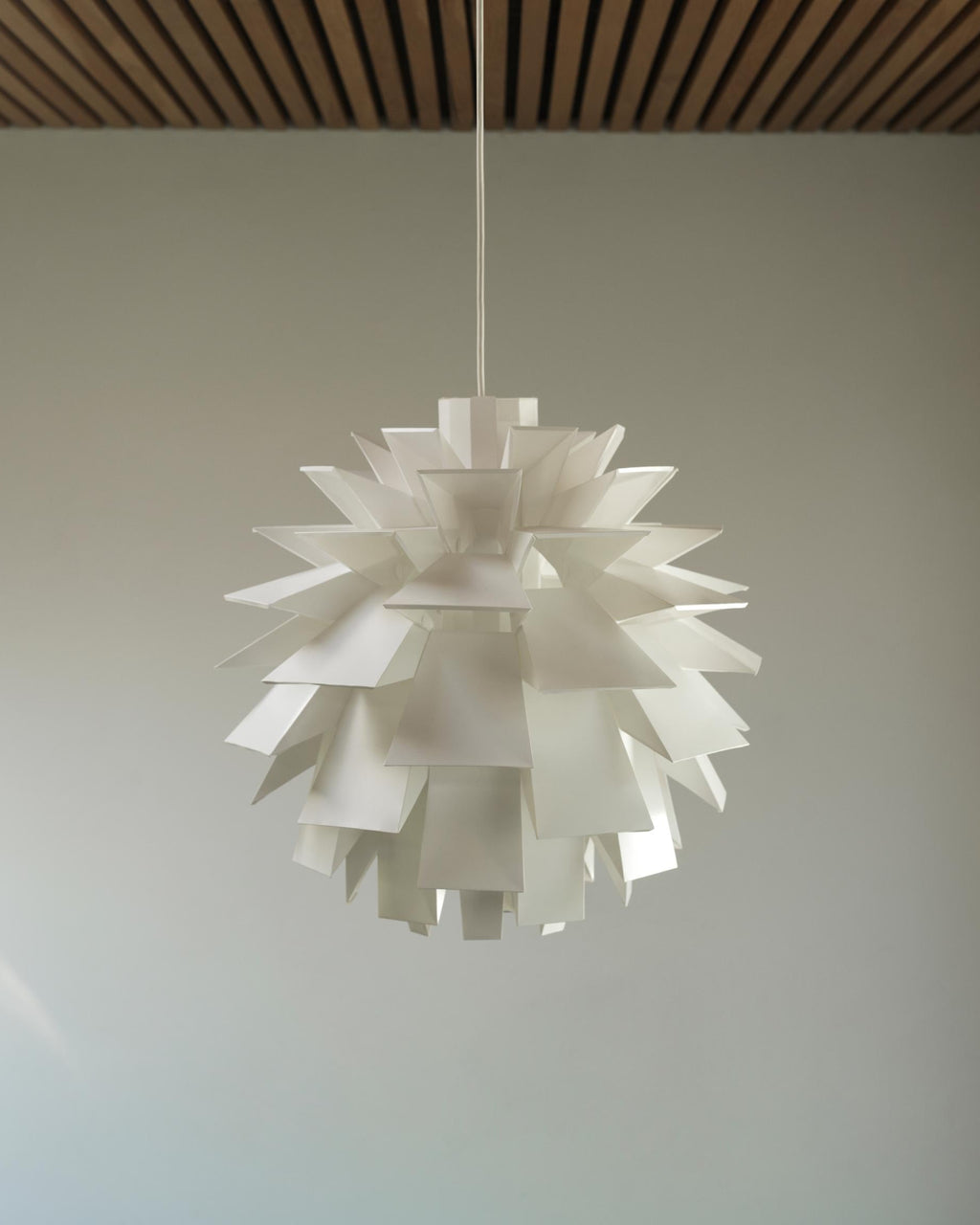 โคมไฟแขวน Norm 69 ในรูปทรงประติมากรรมแบบมินิมอลสี ขาว พร้อมชุดสายไฟ E27 และฝาครอบเพดานจาก Normann Copenhagen นำเข้าโดย Old Pine Trees