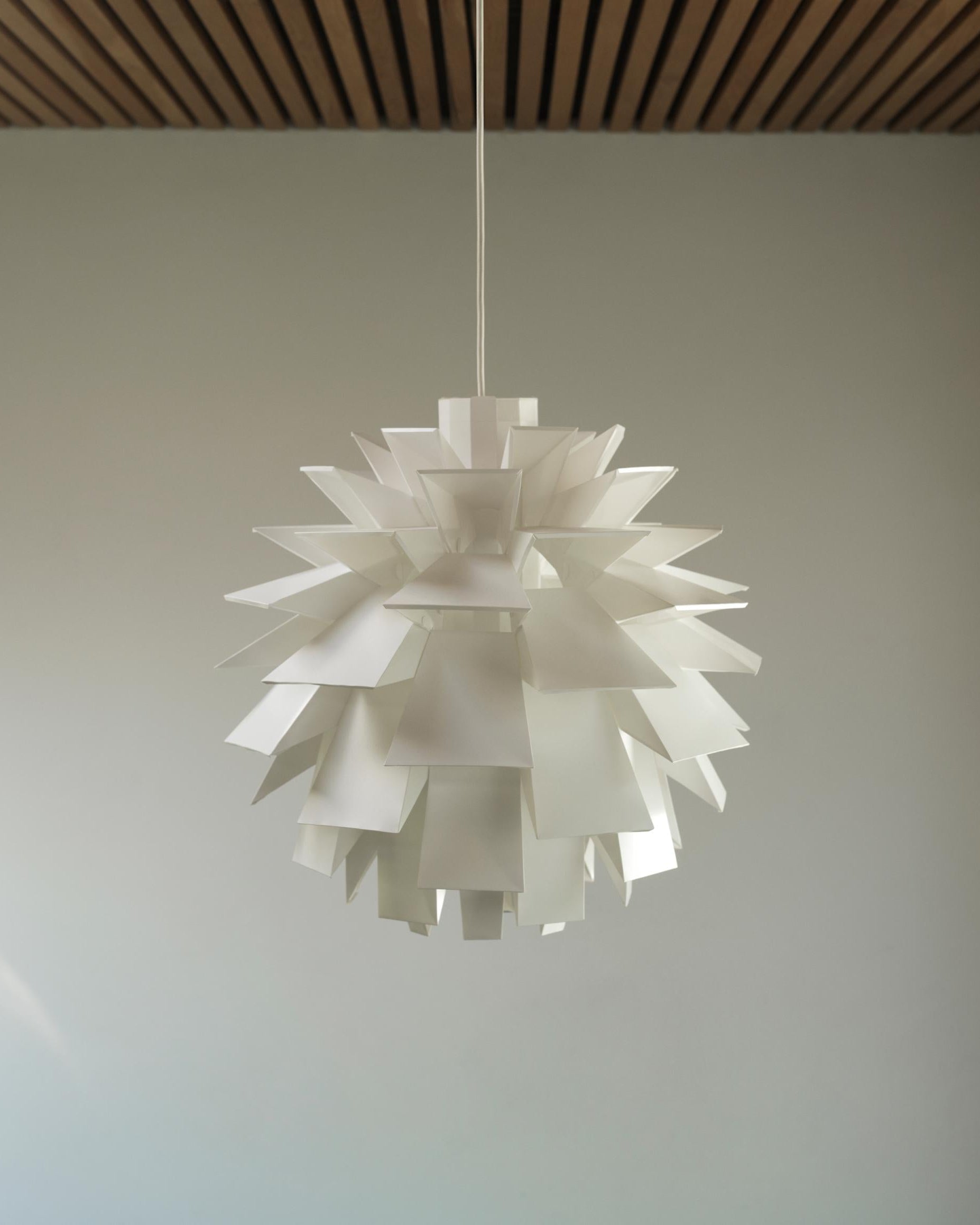 โคมไฟแขวน Norm 69 ในรูปทรงประติมากรรมแบบมินิมอลสี ขาว พร้อมชุดสายไฟ E27 และฝาครอบเพดานจาก Normann Copenhagen นำเข้าโดย Old Pine Trees