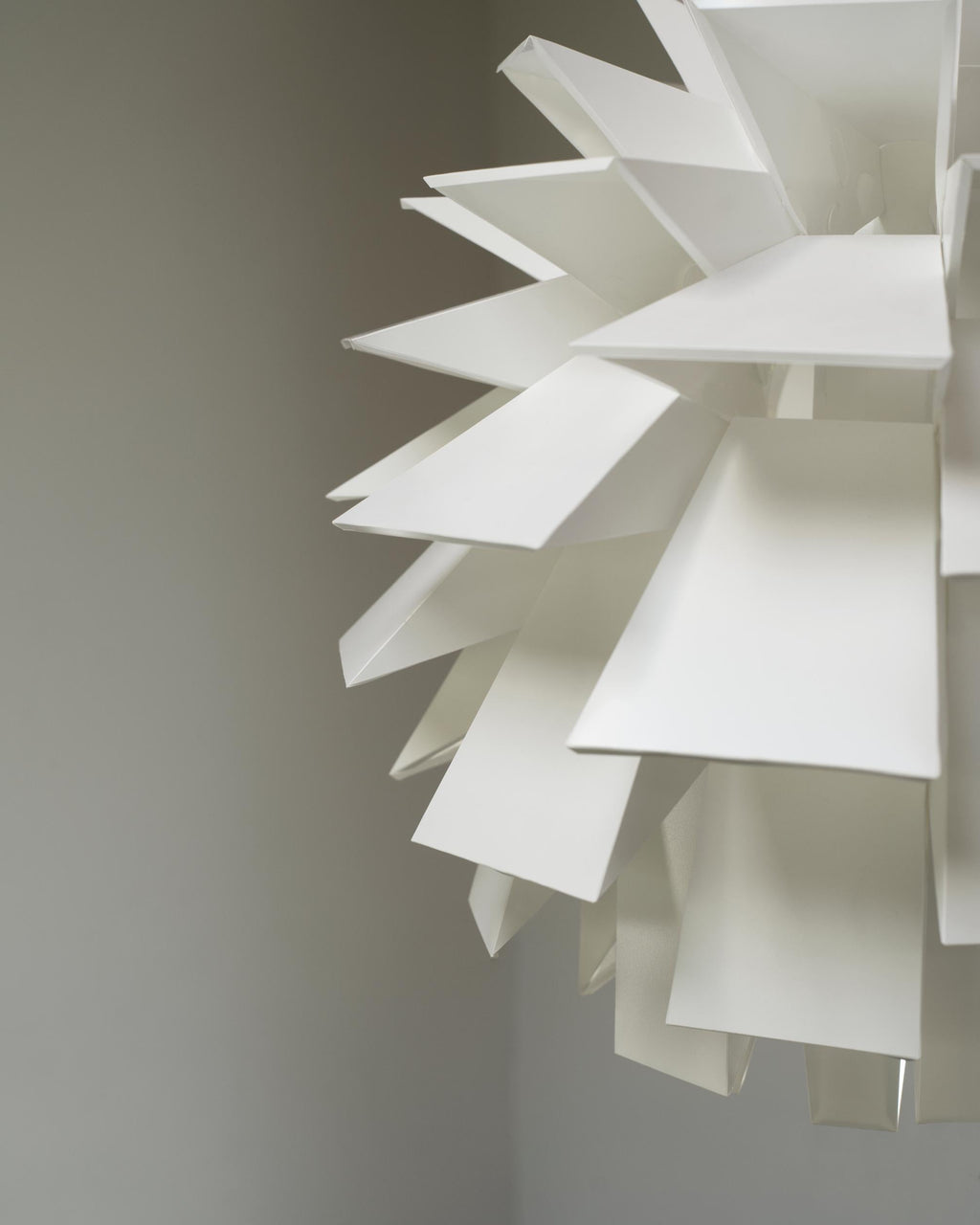 โคมไฟแขวน Norm 69 ในรูปทรงประติมากรรมแบบมินิมอลสี ขาว พร้อมชุดสายไฟ E27 และฝาครอบเพดานจาก Normann Copenhagen นำเข้าโดย Old Pine Trees