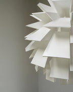 โคมไฟแขวน Norm 69 ในรูปทรงประติมากรรมแบบมินิมอลสี ขาว พร้อมชุดสายไฟ E27 และฝาครอบเพดานจาก Normann Copenhagen นำเข้าโดย Old Pine Trees