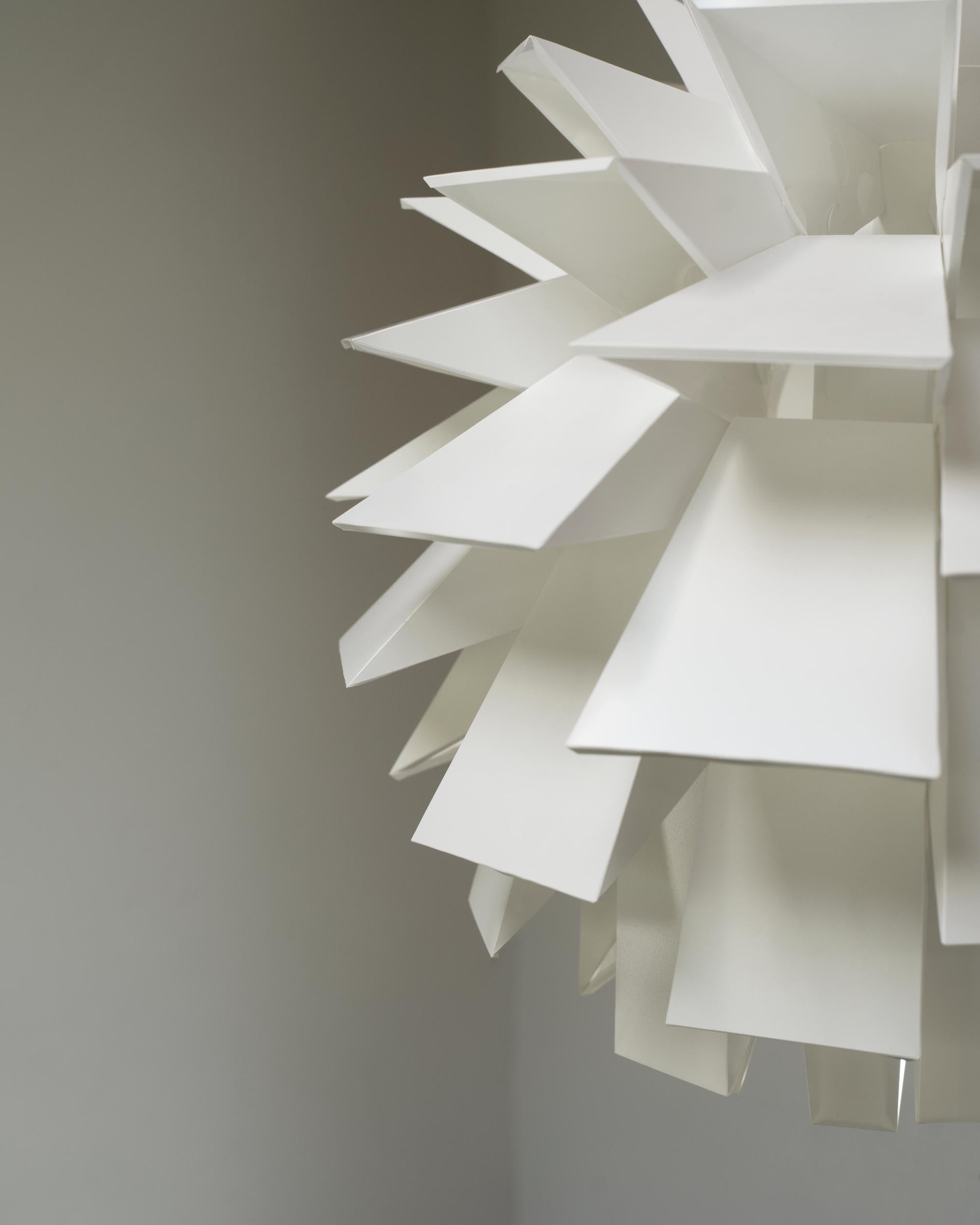 โคมไฟแขวน Norm 69 ในรูปทรงประติมากรรมแบบมินิมอลสี ขาว พร้อมชุดสายไฟ E27 และฝาครอบเพดานจาก Normann Copenhagen นำเข้าโดย Old Pine Trees