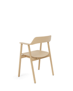 เก้าอี้ Bow Chair จาก TAKT แบรนด์เฟอร์นิเจอร์เดนมาร์ก ออกแบบโดย Sam Hecht และ Kim Colin ทำจากไม้โอ๊กแท้ขึ้นรูปทั้งชิ้น พนักพิงและที่เท้าแขนโค้งต่อเนื่องรับกับสรีระอย่างพอดี ดีไซน์เรียบง่ายแต่เต็มไปด้วยรายละเอียดที่ซ่อนอยู่ เผยความงามของโครงสร้างไม้ตามแบบสแกนดิเนเวีย ผสมผสานความสบาย ความสมดุล และความยั่งยืนได้อย่างลงตัว จัดจำหน่ายโดย Old Pine Trees