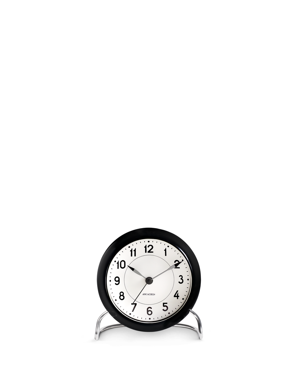 นาฬิกาตั้งโต๊ะ Arne Jacobsen Station Table Clock ดีไซน์มินิมอลคลาสสิก หน้าปัดกราฟิกอ่านง่าย ฐานโลหะโค้งแบบไอคอนิก จัดจำหน่ายโดย Old Pine Trees
