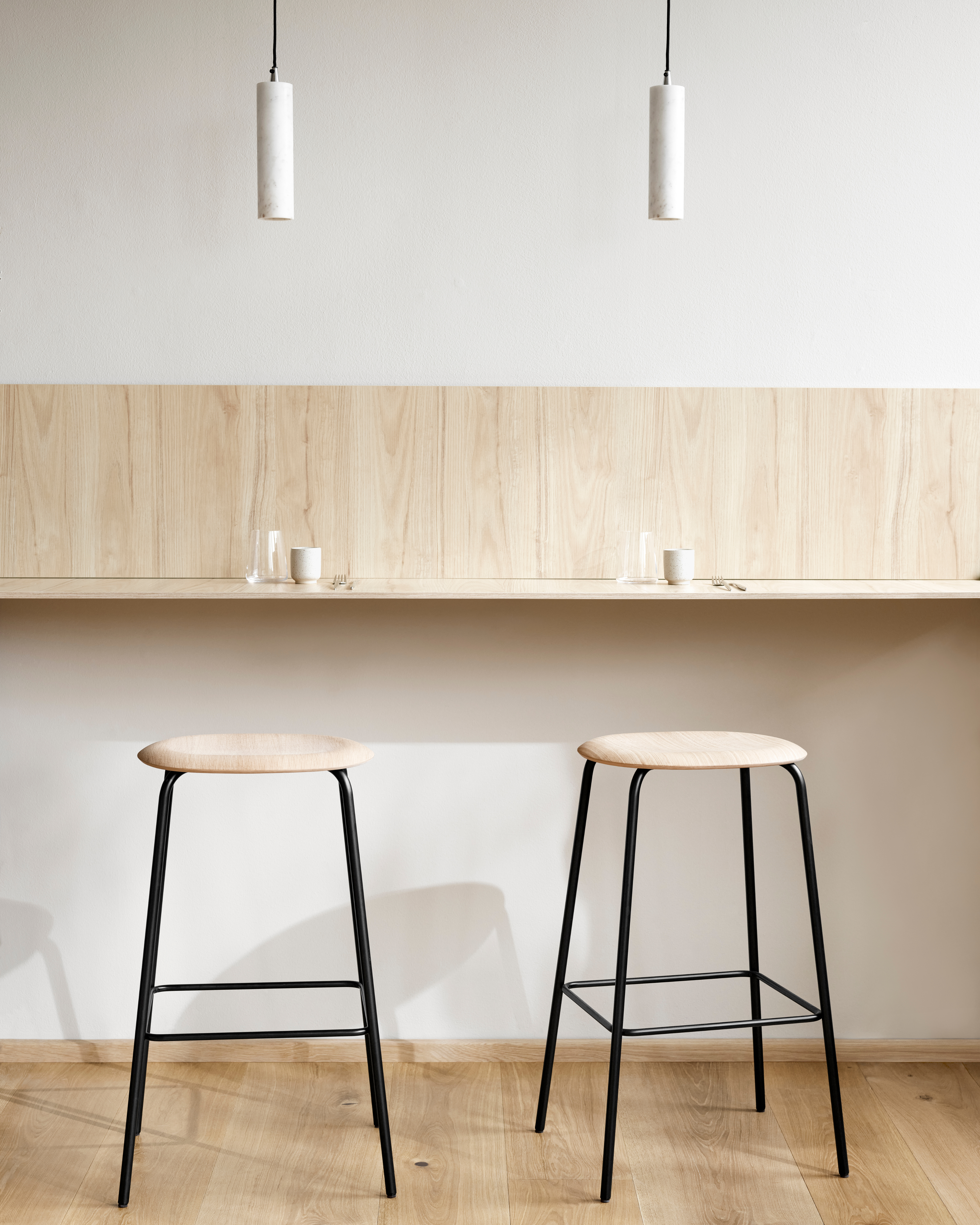 TAKT Studio Bar Stool เก้าอี้บาร์ดีไซน์เรียบ ร่วมสมัย เส้นสายชัดเจน ที่นั่งโค้งนุ่มให้สัมผัสอบอุ่น ตัดกับโครงเหล็กโปร่งเบา สัดส่วนสมดุล เคลื่อนย้ายง่าย และเลือกวัสดุได้ตามสไตล์ของพื้นที่
คัดสรรโดย Old Pine Trees