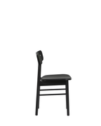WOUD Soma Dining Chair เป็นเก้าอี้ทานข้าวสไตล์ Scandinavian furniture จากเดนมาร์กที่เน้นเส้นสายเรียบ นั่งสบาย และเข้ากับบ้านแนว Nordic และมินิมอลได้ง่าย โครงสร้างใช้ไม้แท้ ทั้งโอ๊กและแอช พร้อมตัวเลือกแบบบุหนังเพื่อเพิ่มความนุ่มสบาย ดีไซน์พนักพิงโค้งรับหลังและขาไม้ทรงกลมทำให้เก้าอี้ดูอบอุ่นและเบาสบายตามแบบ Danish design เหมาะทั้งโต๊ะอาหารและมุมทำงานในบ้านไทย และสอดคล้องกับแนวคิดของ Old Pine Trees ที่ให้ความสำคัญกับเฟอร์นิเจอร์ไม้คุณภาพดีที่ใช้งานได้จริงและอยู่ได้นาน.