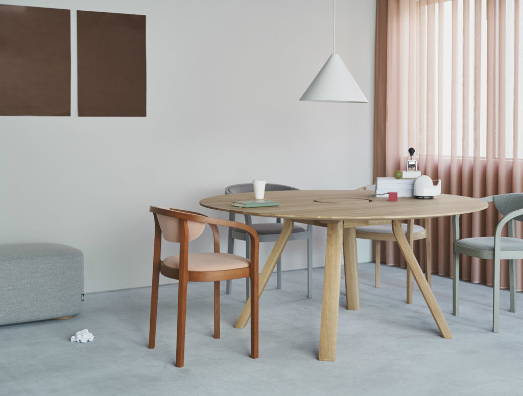 Karimoku New Standard Spectrum Workstation Round ST160 โต๊ะประชุมทรงกลมไม้โอ๊คพร้อมระบบจัดการสายไฟ ออกแบบโดย Geckeler Michels
