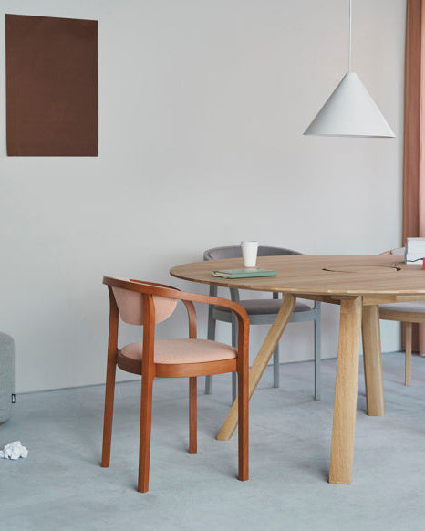 เก้าอี้ Karimoku New Standard Chesa Chair Pad เก้าอี้ไม้โอ๊คญี่ปุ่นดีไซน์มินิมอล Scandinavian เหมาะสำหรับโต๊ะอาหาร ห้องประชุม และพื้นที่ใช้งานภายในบ้าน