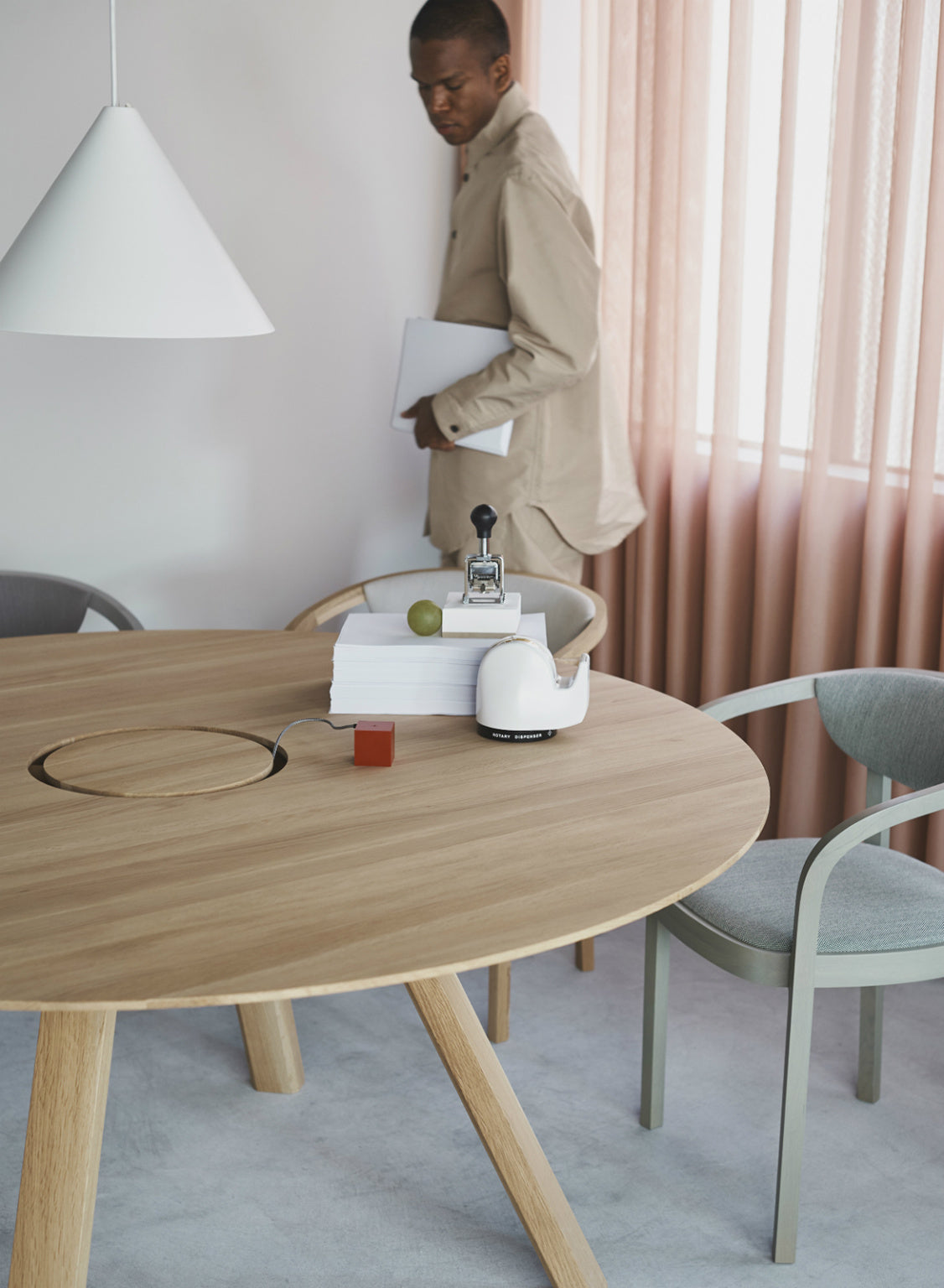 Karimoku New Standard Spectrum Workstation Round ST160 โต๊ะประชุมทรงกลมไม้โอ๊คพร้อมระบบจัดการสายไฟ ออกแบบโดย Geckeler Michels