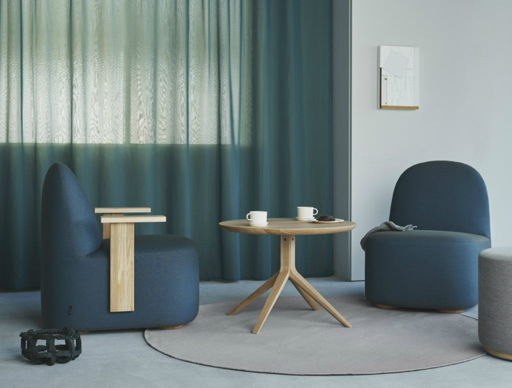 Karimoku New Standard Polar Lounge Chair S with Arms เก้าอี้เลานจ์เบาะบุผ้าพร้อมที่วางแขนไม้โอ๊ค ออกแบบโดย Moritz Schlatter