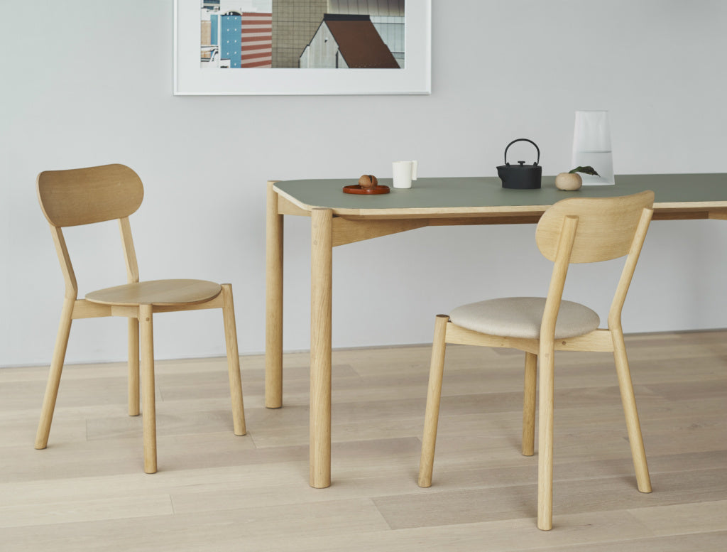 Karimoku New Standard Castor Table Linoleum 180 โต๊ะไม้โอ๊คญี่ปุ่นหน้า linoleum สี olive ดีไซน์มินิมอล