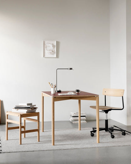 เก้าอี้ Cross Task Chair จาก TAKT แบรนด์เฟอร์นิเจอร์ร่วมสมัยจากเดนมาร์ก ออกแบบโดย Pearson Lloyd เพื่อผสมผสานความเรียบง่ายแบบสแกนดิเนเวียเข้ากับฟังก์ชันการทำงานในชีวิตจริง โครงสร้างเหล็กรีไซเคิลและไม้โอ๊กแท้รับรอง FSC® ให้ความมั่นคงและความอบอุ่นในเวลาเดียวกัน ปรับระดับความสูง หมุนได้ 360 องศา และออกแบบให้ประกอบง่าย ซ่อมได้ทุกชิ้นส่วนตามแนวคิด Perpetual Sustainable Design เพื่อยืดอายุการใช้งานและลดการสิ้นเปลือง สะท้อนความงามของงานออกแบบที่สมดุลระหว่างประโยชน์ใช้สอยและความยั่งยืน จัดจำหน่ายโดย Old Pine Trees