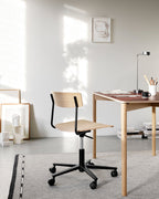 เก้าอี้ Cross Task Chair จาก TAKT แบรนด์เฟอร์นิเจอร์ร่วมสมัยจากเดนมาร์ก ออกแบบโดย Pearson Lloyd เพื่อผสมผสานความเรียบง่ายแบบสแกนดิเนเวียเข้ากับฟังก์ชันการทำงานในชีวิตจริง โครงสร้างเหล็กรีไซเคิลและไม้โอ๊กแท้รับรอง FSC® ให้ความมั่นคงและความอบอุ่นในเวลาเดียวกัน ปรับระดับความสูง หมุนได้ 360 องศา และออกแบบให้ประกอบง่าย ซ่อมได้ทุกชิ้นส่วนตามแนวคิด Perpetual Sustainable Design เพื่อยืดอายุการใช้งานและลดการสิ้นเปลือง สะท้อนความงามของงานออกแบบที่สมดุลระหว่างประโยชน์ใช้สอยและความยั่งยืน จัดจำหน่ายโดย Old Pine Trees