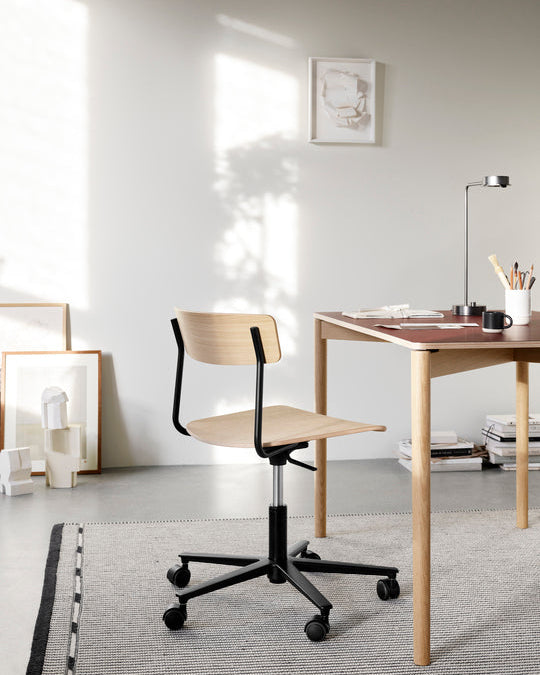 เก้าอี้ Cross Task Chair จาก TAKT แบรนด์เฟอร์นิเจอร์ร่วมสมัยจากเดนมาร์ก ออกแบบโดย Pearson Lloyd เพื่อผสมผสานความเรียบง่ายแบบสแกนดิเนเวียเข้ากับฟังก์ชันการทำงานในชีวิตจริง โครงสร้างเหล็กรีไซเคิลและไม้โอ๊กแท้รับรอง FSC® ให้ความมั่นคงและความอบอุ่นในเวลาเดียวกัน ปรับระดับความสูง หมุนได้ 360 องศา และออกแบบให้ประกอบง่าย ซ่อมได้ทุกชิ้นส่วนตามแนวคิด Perpetual Sustainable Design เพื่อยืดอายุการใช้งานและลดการสิ้นเปลือง สะท้อนความงามของงานออกแบบที่สมดุลระหว่างประโยชน์ใช้สอยและความยั่งยืน จัดจำหน่ายโดย Old Pine Trees