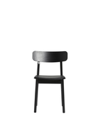 WOUD Soma Dining Chair เป็นเก้าอี้ทานข้าวสไตล์ Scandinavian furniture จากเดนมาร์กที่เน้นเส้นสายเรียบ นั่งสบาย และเข้ากับบ้านแนว Nordic และมินิมอลได้ง่าย โครงสร้างใช้ไม้แท้ ทั้งโอ๊กและแอช พร้อมตัวเลือกแบบบุหนังเพื่อเพิ่มความนุ่มสบาย ดีไซน์พนักพิงโค้งรับหลังและขาไม้ทรงกลมทำให้เก้าอี้ดูอบอุ่นและเบาสบายตามแบบ Danish design เหมาะทั้งโต๊ะอาหารและมุมทำงานในบ้านไทย และสอดคล้องกับแนวคิดของ Old Pine Trees ที่ให้ความสำคัญกับเฟอร์นิเจอร์ไม้คุณภาพดีที่ใช้งานได้จริงและอยู่ได้นาน.