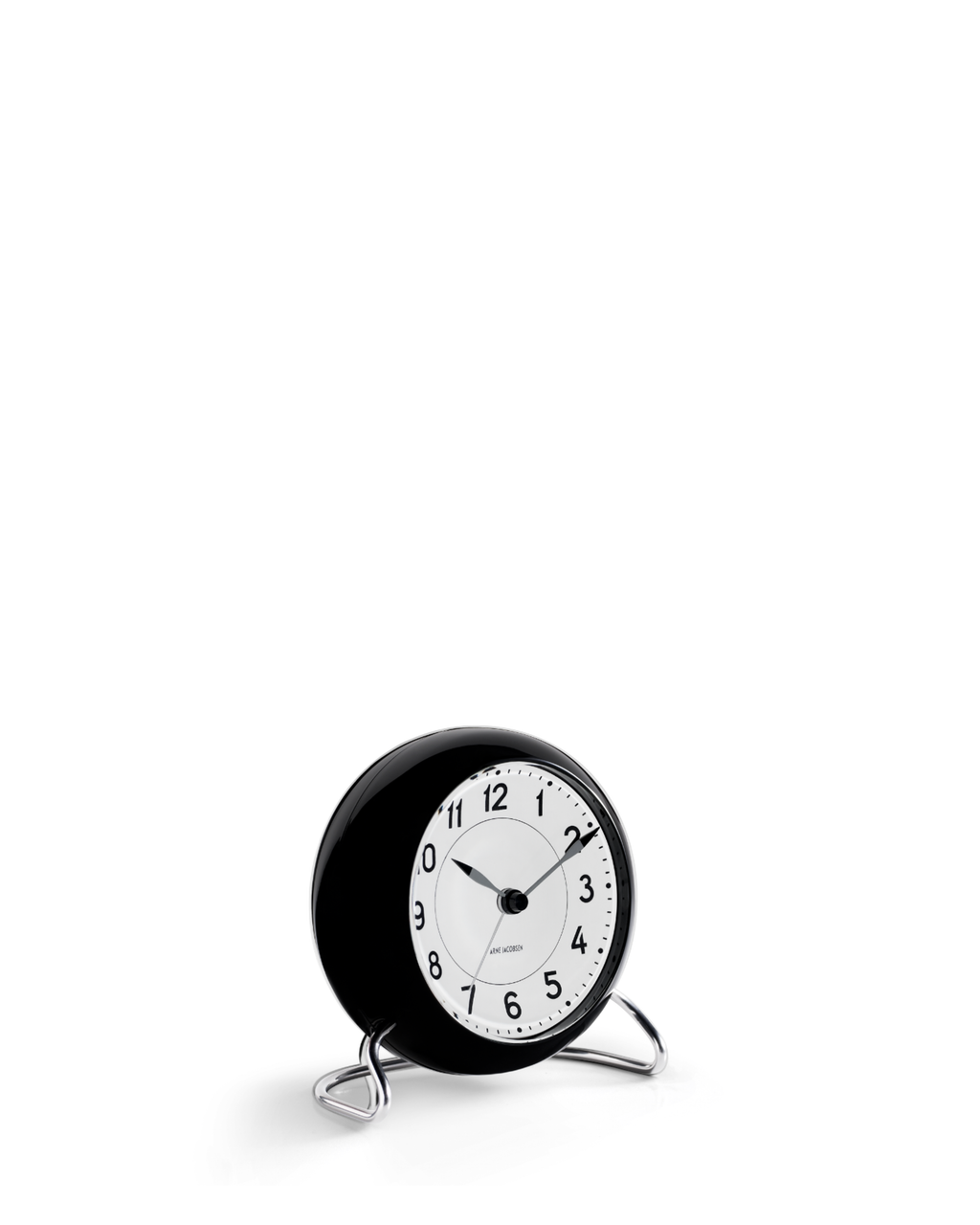 นาฬิกาตั้งโต๊ะ Arne Jacobsen Station Table Clock ดีไซน์มินิมอลคลาสสิก หน้าปัดกราฟิกอ่านง่าย ฐานโลหะโค้งแบบไอคอนิก จัดจำหน่ายโดย Old Pine Trees