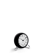 นาฬิกาตั้งโต๊ะ Arne Jacobsen Station Table Clock ดีไซน์มินิมอลคลาสสิก หน้าปัดกราฟิกอ่านง่าย ฐานโลหะโค้งแบบไอคอนิก จัดจำหน่ายโดย Old Pine Trees