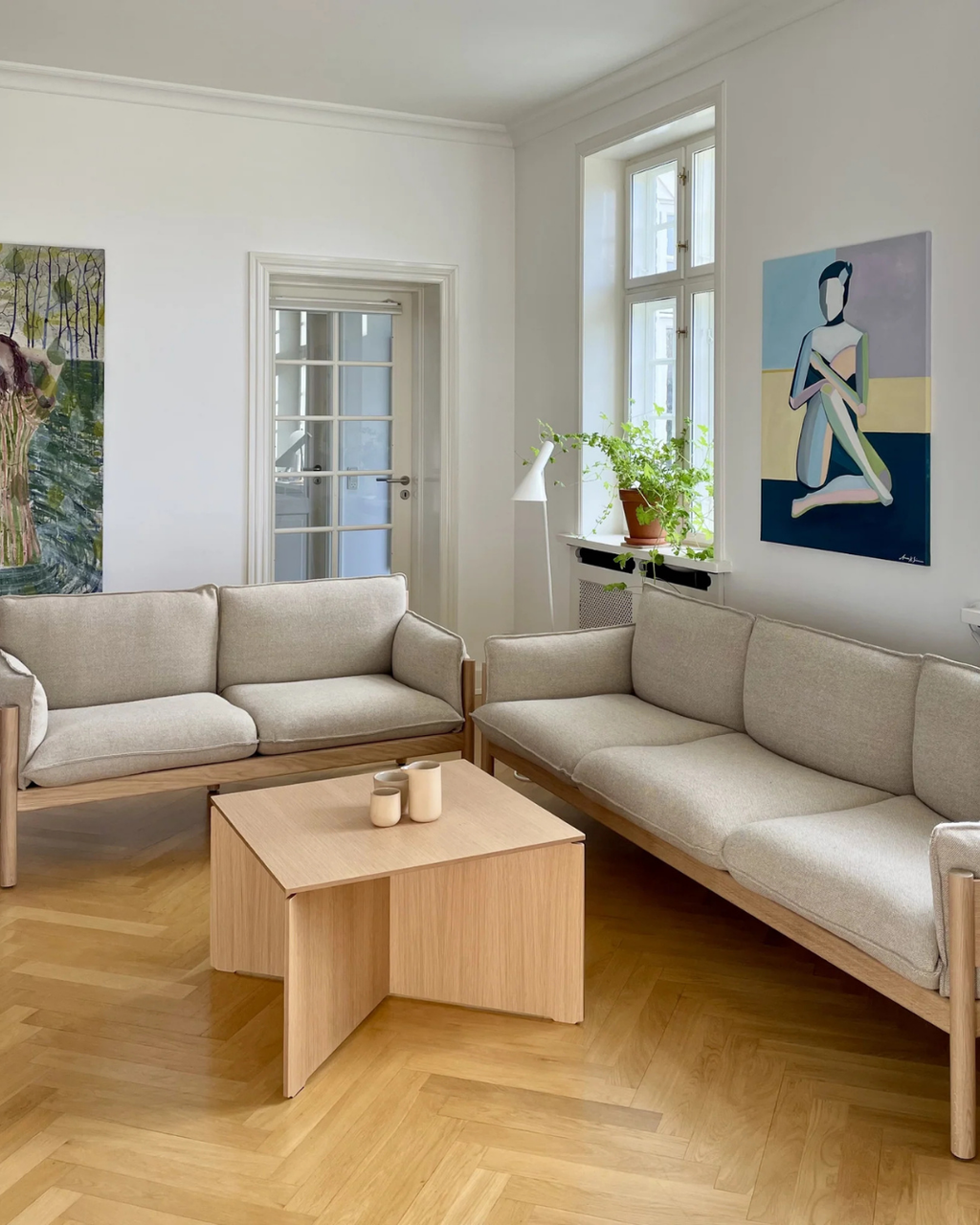 โซฟา MEMO โครงไม้โอ๊ก มีทั้งแบบ 2 และ 3 ที่นั่ง เบาะฟองน้ำเย็นสบาย ดีไซน์มินิมอลแบบสแกนดิเนเวียน จาก MAKE Nordic ออกแบบโดย Studio Tolvanen