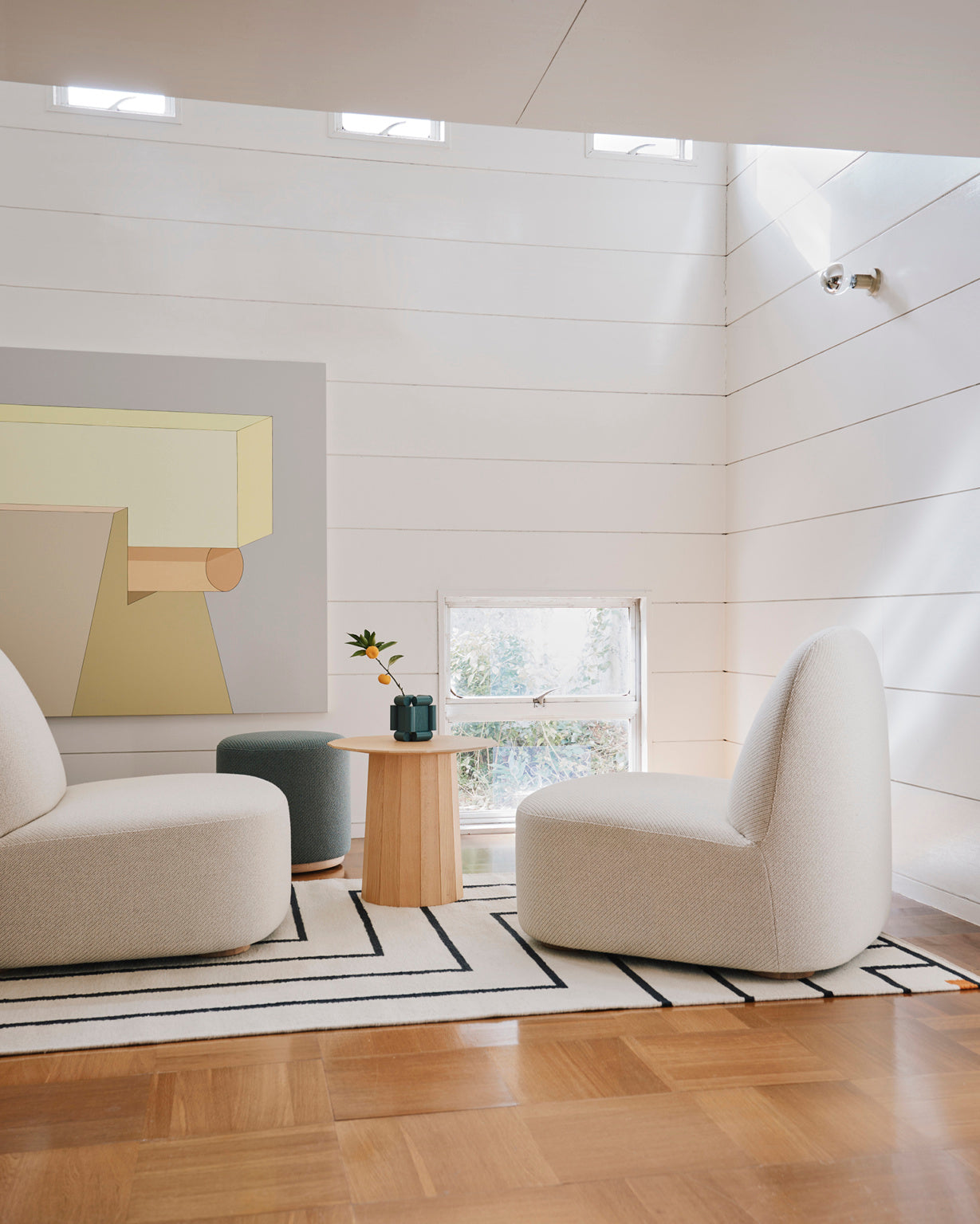 Karimoku New Standard Polar Lounge Chair L เก้าอี้เลานจ์เบาะบุผ้าฐานไม้โอ๊ค ออกแบบโดย Moritz Schlatter