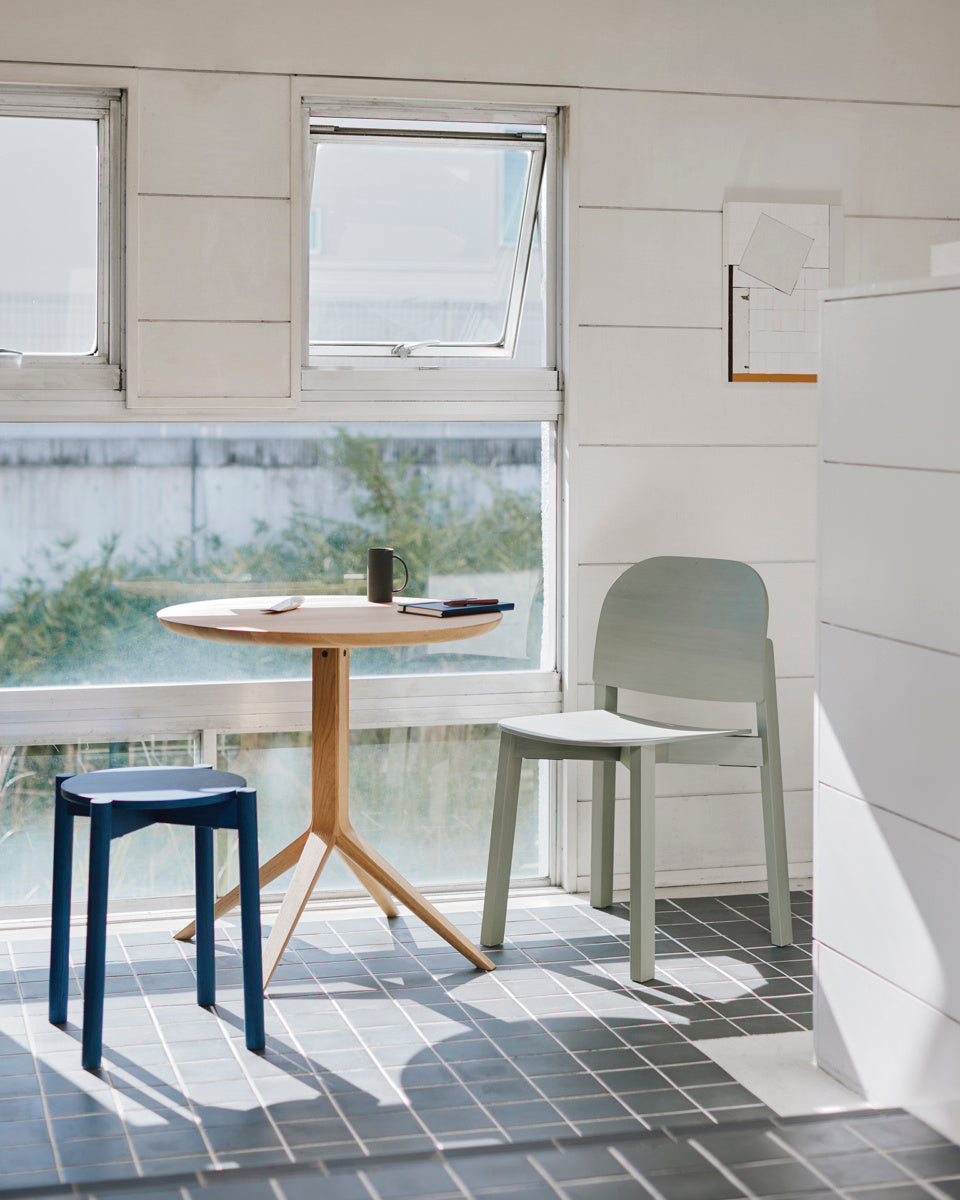 Karimoku New Standard Polar Chair เก้าอี้ไม้โอ๊คที่นั่งไม้อัดดัดโค้ง ออกแบบโดย Moritz Schlatter