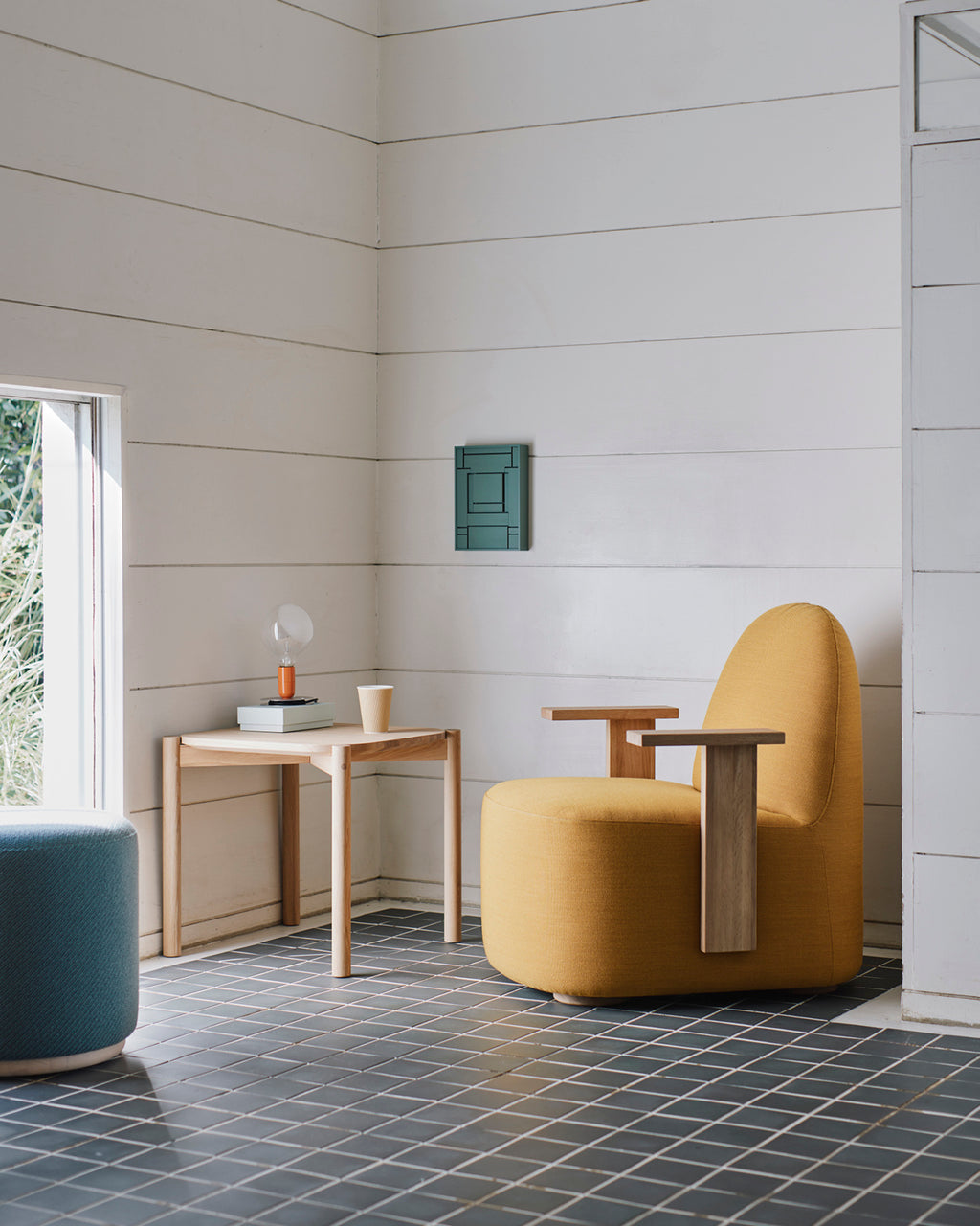 Karimoku New Standard Polar Lounge Chair S with Arms เก้าอี้เลานจ์เบาะบุผ้าพร้อมที่วางแขนไม้โอ๊ค ออกแบบโดย Moritz Schlatter