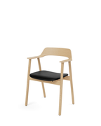 เก้าอี้ Bow Chair จาก TAKT แบรนด์เฟอร์นิเจอร์เดนมาร์ก ออกแบบโดย Sam Hecht และ Kim Colin ทำจากไม้โอ๊กแท้ขึ้นรูปทั้งชิ้น พนักพิงและที่เท้าแขนโค้งต่อเนื่องรับกับสรีระอย่างพอดี ดีไซน์เรียบง่ายแต่เต็มไปด้วยรายละเอียดที่ซ่อนอยู่ เผยความงามของโครงสร้างไม้ตามแบบสแกนดิเนเวีย ผสมผสานความสบาย ความสมดุล และความยั่งยืนได้อย่างลงตัว จัดจำหน่ายโดย Old Pine Trees