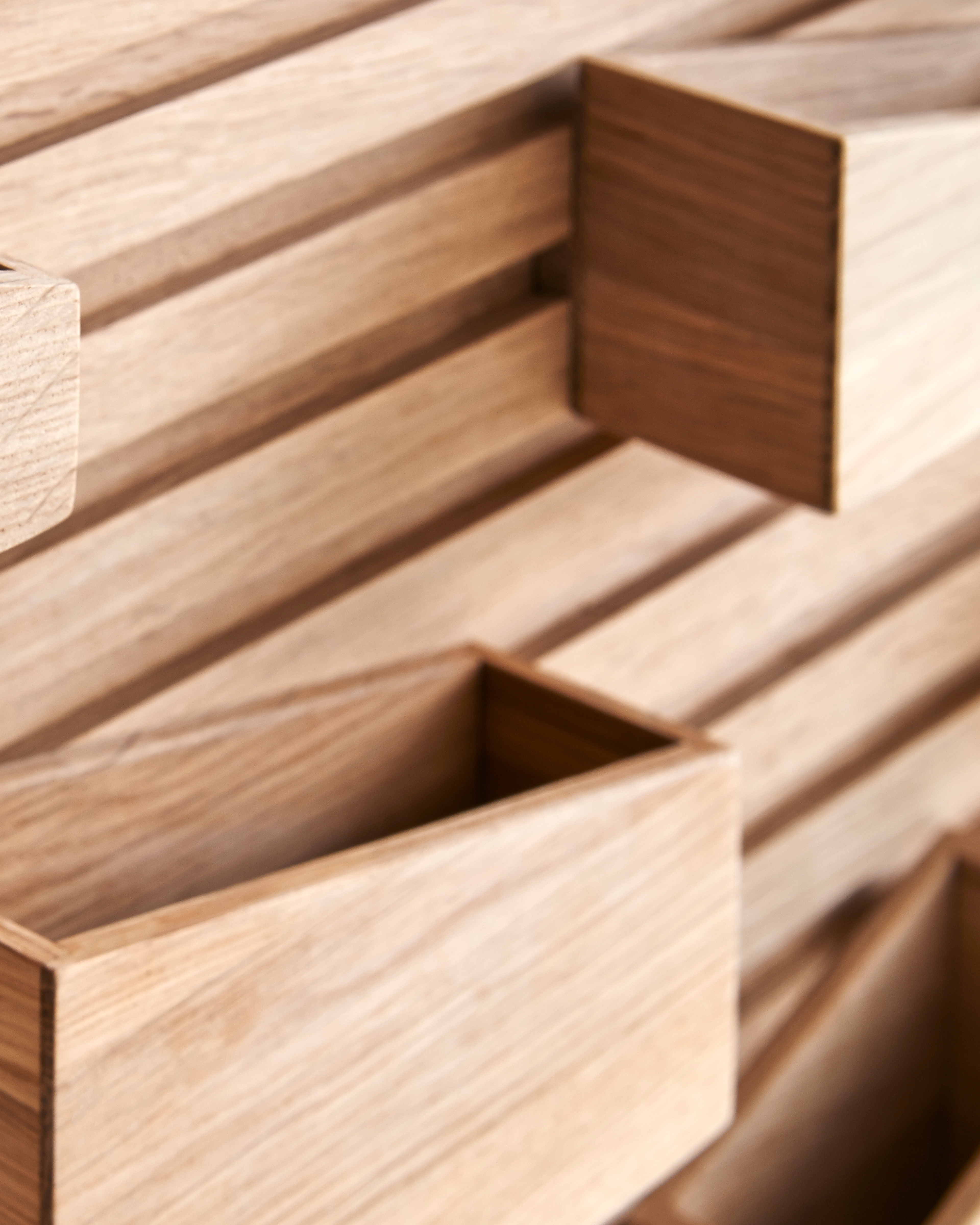 WOUD Input Organiser ชั้นติดผนังไม้โอ๊กสไตล์ Scandinavian furniture และ Danish design ออกแบบแบบโมดูลาร์ด้วยกล่องไม้ 8 ช่องปรับตำแหน่งได้ เหมาะสำหรับใช้เป็น wall organiser และ wooden organiser ในบ้านแนว Nordic หรือมินิมอล ช่วยจัดเก็บของใช้ประจำวันในพื้นที่เล็ก เช่น คอนโดหรือมุมทำงานให้เป็นระเบียบ ดูทันสมัยและสบายตา ดีไซน์คุณภาพจาก WOUD ที่เข้ากับแนวทางของ Old Pine Trees ในประเทศไทย ซึ่งเน้นเฟอร์นิเจอร์ไม้คุณภาพดีที่ใช้งานได้จริงและอยู่ได้นาน.