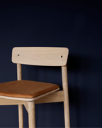 TAKT Cross Bar Chair เก้าอี้บาร์ดีไซน์กะทัดรัด เส้นสายเรียบตามขนบสแกนดิเนเวีย เพิ่มพนักพิงเพื่อความมั่นคงและนั่งสบาย โครงสร้างกากบาทแข็งแรง สง่างาม และออกแบบเพื่อการใช้งานระยะยาว
คัดสรรโดย Old Pine Trees