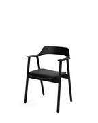 เก้าอี้ Bow Chair จาก TAKT แบรนด์เฟอร์นิเจอร์เดนมาร์ก ออกแบบโดย Sam Hecht และ Kim Colin ทำจากไม้โอ๊กแท้ขึ้นรูปทั้งชิ้น พนักพิงและที่เท้าแขนโค้งต่อเนื่องรับกับสรีระอย่างพอดี ดีไซน์เรียบง่ายแต่เต็มไปด้วยรายละเอียดที่ซ่อนอยู่ เผยความงามของโครงสร้างไม้ตามแบบสแกนดิเนเวีย ผสมผสานความสบาย ความสมดุล และความยั่งยืนได้อย่างลงตัว จัดจำหน่ายโดย Old Pine Trees