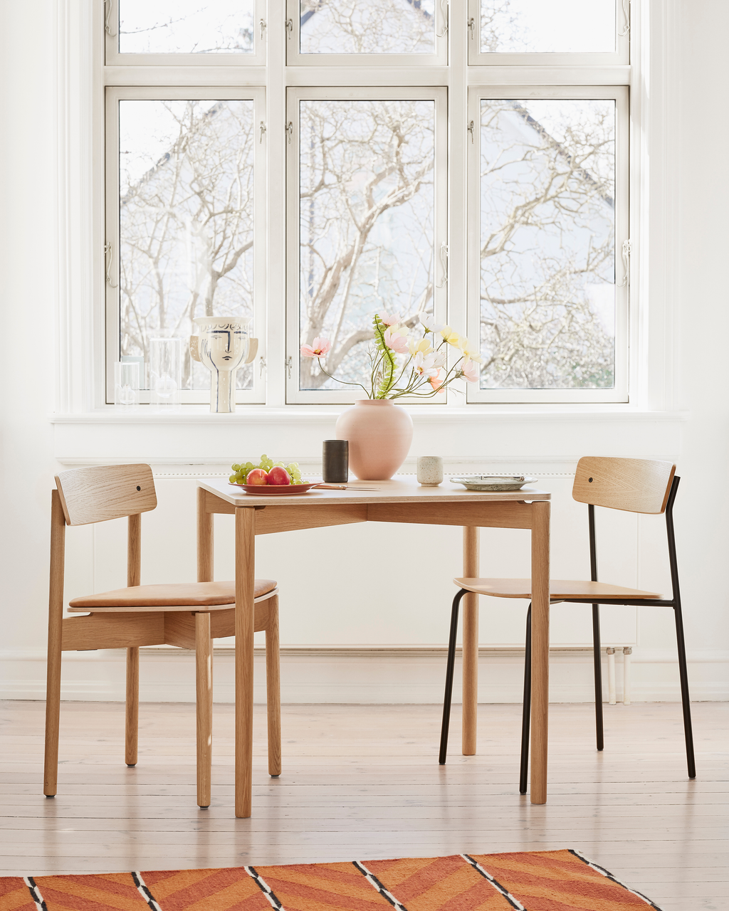 โต๊ะ Cross Table 75 ดีไซน์เรียบ สง่างาม ขนาดกะทัดรัด ใช้งานได้จริง หน้าโต๊ะมีให้เลือกทั้งลามิเนตนาโนผิวด้าน และวีเนียร์ไม้โอ๊กธรรมชาติ ให้ผิวสัมผัสอบอุ่น ทนทาน ดูแลรักษาง่าย เหมาะกับการจัดวางต่อกันอย่างเป็นธรรมชาติ
คัดสรรโดย Old Pine Trees