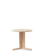 โต๊ะ Trefoil Round Table จาก Form & Refine โต๊ะกลมขาไม้โอ๊คสามขาอยู่ชิดกันตรงกลาง ดีไซน์โปร่ง เบา หนังสือ และมีให้เลือก 3 สี